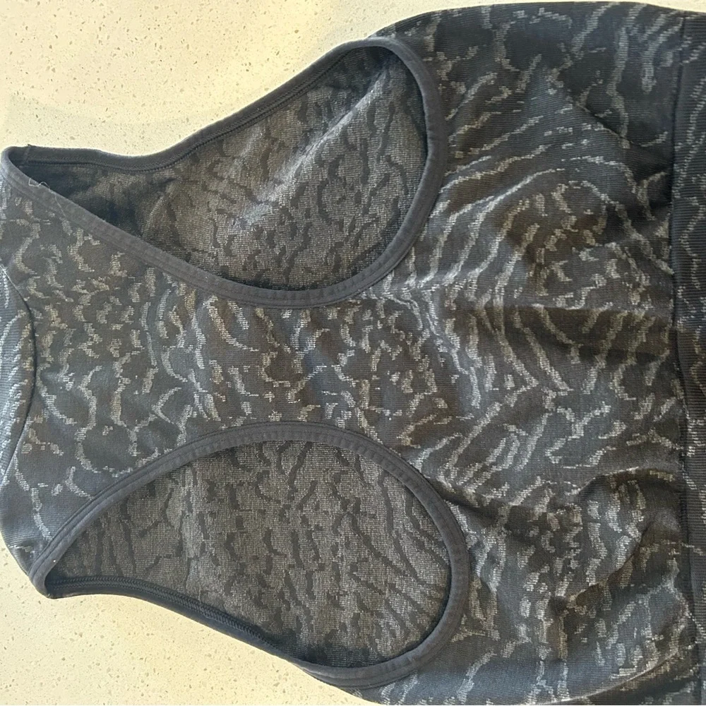 Gymshark Black & Dark Gray Patterned Sleeveless Tank Top - Picture 2 of 2